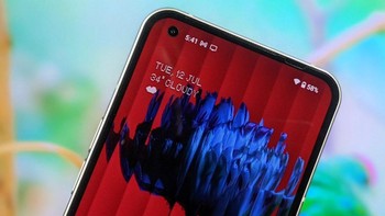 Ada punch hole di sudut kiri atas. Di sana terdapat kamera 16 MP. Foto: Fonearena