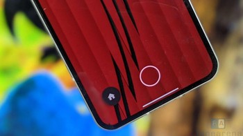 Bagian bawah terdapat sensor sidik jari di layar. Foto: Fonearena