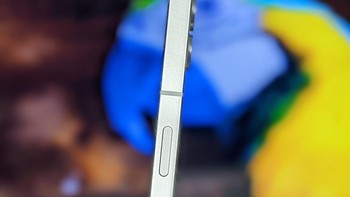 Di bagian kanan terdapat tombol power. Foto: Fonearena