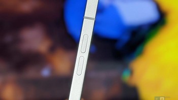 Sementara di bagian kiri terdapat pengaturan volume. Foto: Fonearena