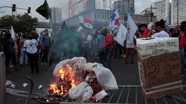 Demonstrators burn garbage after tearing down the fences protecting the National Assembly during a protest to demand the government steps to curb inflation, lower fuel and food prices, in Panama City, Panama July 12, 2022. REUTERS/Erick Marciscano