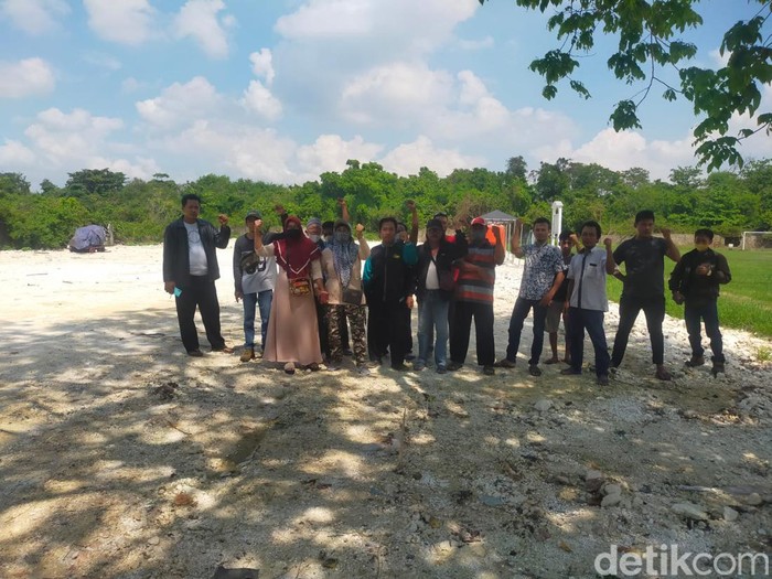 Para pedagang di lapangan Sunan Giri