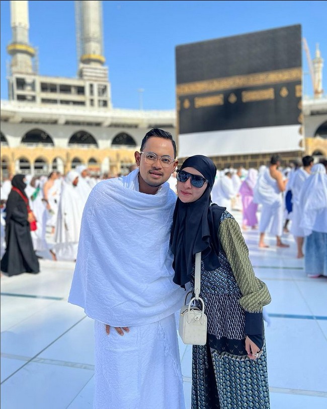 Pasangan selanjutnya yang berangkat ke Tanah Suci adalah pebisnis kosmetik Gilang Widya Pramana dan Shandy Purnamasari. Shandy merasa terharu karena tepat satu tahun ia berhijab bisa melaksanakan ibadah Tanah Suci. Setahun aku berhijab 9 juli , tepat tgl ini Allah memanggilku untuk melaksanakan haji, haji Akbar. Aku selalu bilang Allah maha baik, Allah baik banget sama aku, tulis haru Shandy.  Foto: Dok. Instagram @juragan_99.