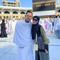 Pasangan selanjutnya yang berangkat ke Tanah Suci adalah pebisnis kosmetik Gilang Widya Pramana dan Shandy Purnamasari. Shandy merasa terharu karena tepat satu tahun ia berhijab bisa melaksanakan ibadah Tanah Suci. Setahun aku berhijab 9 juli , tepat tgl ini Allah memanggilku untuk melaksanakan haji, haji Akbar. Aku selalu bilang Allah maha baik, Allah baik banget sama aku, tulis haru Shandy.  Foto: Dok. Instagram @juragan_99.