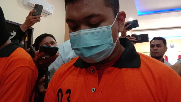 Pecandu sekaligus pengedar narkotika ganja kering inisial RR asal Kota Mataram, dibekuk tim Opsnal Satreskoba Polresta Mataram,  Rabu (13/7/2022).