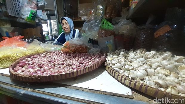Pedagang di Pasar Peterongan, Semarang, Rabu (13/7/2022).