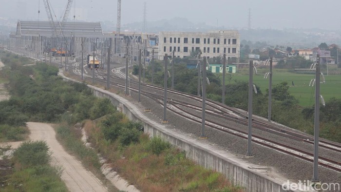 Pemasangan rel Kereta Cepat Jakarta Bandung (KCJB) sudah dilakukan PT KCIC di Tegalluar, Kabupaten Bandung, Rabu (13/7/2022)