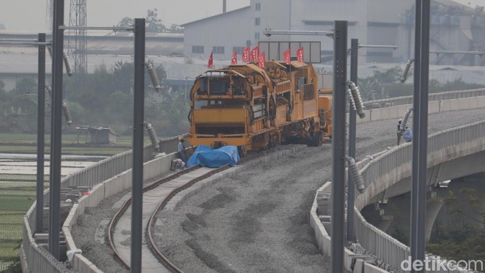 Pemasangan rel Kereta Cepat Jakarta Bandung (KCJB) sudah dilakukan PT KCIC di Tegalluar, Kabupaten Bandung, Rabu (13/7/2022)