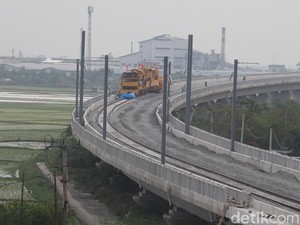 Pengelasan Rel Proyek KCJB di Tegalluar Gunakan Teknologi Mutakhir
