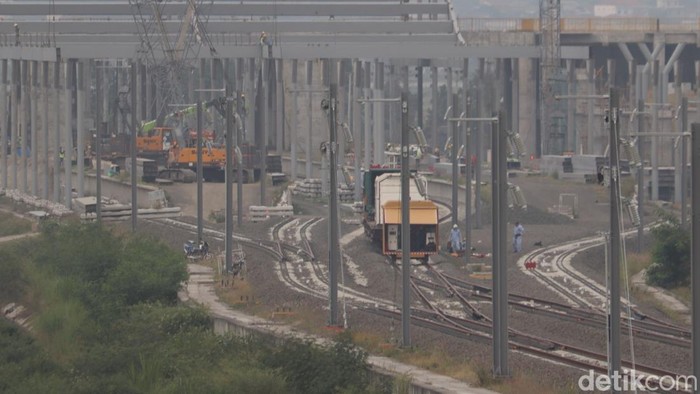 Pemasangan rel Kereta Cepat Jakarta Bandung (KCJB) sudah dilakukan PT KCIC di Tegalluar, Kabupaten Bandung, Rabu (13/7/2022) Pemasangan rel Kereta Cepat Jakarta Bandung (KCJB) sudah dilakukan PT KCIC di Tegalluar, Kabupaten Bandung, Rabu (13/7/2022)