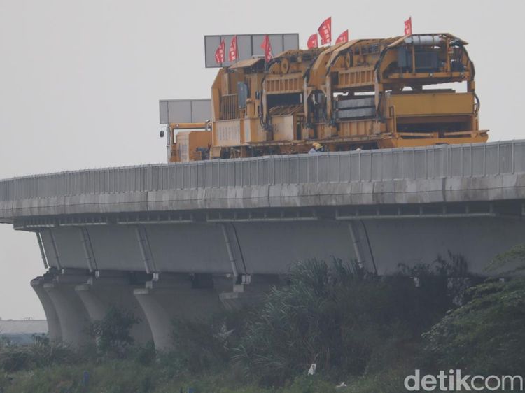 Melihat Aksi Kereta Pemasang Rel KCJB di Tegalluar Bandung