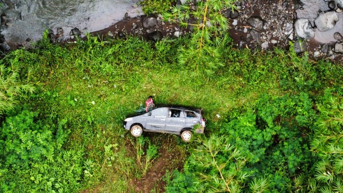 Penampakan Mobil Wisatawan Masuk Jurang di Jalur Ijen Mobil wisatawan terperosok ke dalam jurang di Banyuwangi, Jawa Timur. Mobil yang membawa 9 orang wisatawan itu masuk ke jurang sedalam kurang lebih 40 meter.