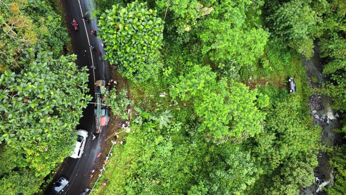 Penampakan Mobil Wisatawan Masuk Jurang di Jalur Ijen Mobil wisatawan terperosok ke dalam jurang di Banyuwangi, Jawa Timur. Mobil yang membawa 9 orang wisatawan itu masuk ke jurang sedalam kurang lebih 40 meter.