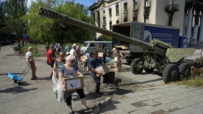 Sejumlah tank dan senjata yang disita dari pasukan Ukraina dipamerkan di Lisichansk. Wilayah itu diketahui dikendalikan Pemerintah Republik Rakyat Luhansk.