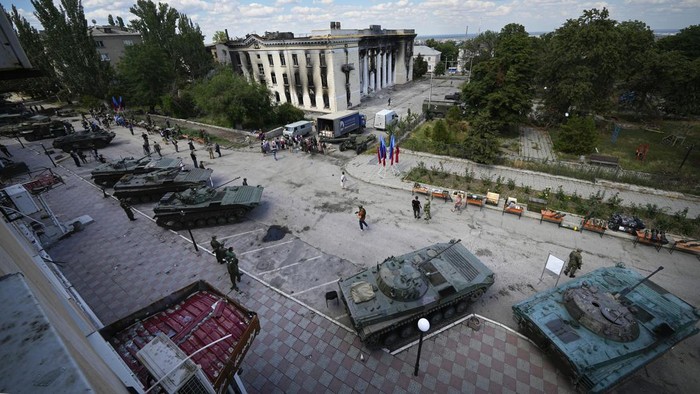 Penampakan Tank-Senjata Pasukan Ukraina yang Dipamerkan di Lisichansk Sejumlah tank dan senjata yang disita dari pasukan Ukraina dipamerkan di Lisichansk. Wilayah itu diketahui dikendalikan Pemerintah Republik Rakyat Luhansk.