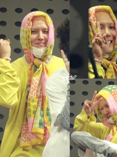 Penyanyi asal Korea Selatan, Song Min-ho memakai pashmina dari brand lokal Indonesia, Elzatta Hijab tuai pujian dari warganet.