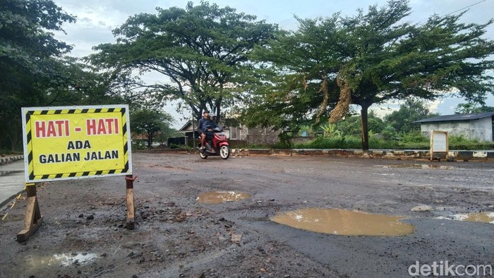 Jalan Lingkar Utara Majalengka yang mulai diperbaiki.