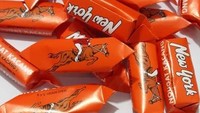 Permen bermerek New York ini berisikan nougat kacang. Cita rasanya manis dengan tekstur yang legit. Permen ini dulu mudah sekali ditemukan di warung kelontong. Foto: dok. e-commerce