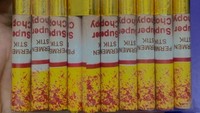 Kalau ingat zaman kecil, pasti pernah mencoba permen rokok yang hits kala itu. Zaman 1990-an, permen rokok ini berisikan serbuk cokelat, namun yang banyak dijual sekarang bentuknya agak padat. Foto: dok. detikFood