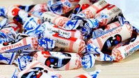 Permen White Rabbit banyak dipasarkan di era 1990-an. Permen susu yang manis legit ini memiliki tekstur agak kenyal. Sayangnya, permen ini nonhalal dan baru diketahui beberapa tahun ini. Foto: dok. e-commerce