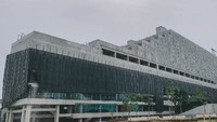 Bangunan yang unik ternyata memiliki makna tersendiri, lho. Bagian jendela Gedung Panjang lantai 9 sampai 14 sengaja dirancang menyerupai not blok lagu Rayuan Pulau Kelapa karya Ismail Marzuki. Foto: Instagram perpusjkt