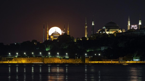 Seperti diketahui, Masjid Biru dan Hagia Sophia merupakan bangunan bersejarah dan landmark populer yang berada di kawasan Istanbul. (Salih Zeki FazlÄ±oÄlu/Anadolu Agency/Getty Images)