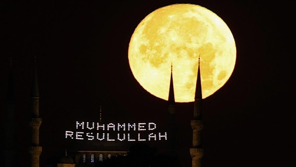 Begini penampakan saat bulan purnama menghiasi Masjid Biru dan Hagia Sophia di Istanbul, Turki. (Ali Atmaca/Anadolu Agency via Getty Images).  