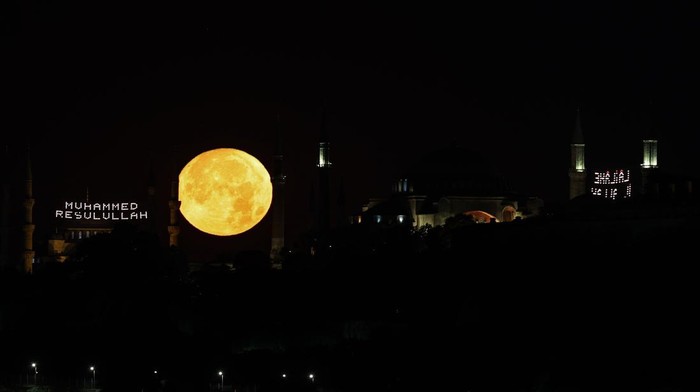 Bulan purnama tampak menghiasi langit Istanbul, Turki. Pemandangannya kian memesona karena berada di antara Masjid Biru dan Hagia Sophia. Ini penampakannya.