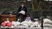 Selain dalam bentuk gabah, para petani juga biasa menjual hasil panen mereka dalam bentuk beras kepada warga sekitar dengan harga Rp 120.000/5 kilogram.