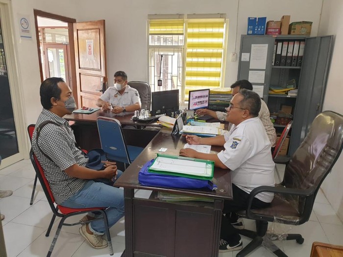 Petugas kelurahan dan suami pemilik akun yang mencuit percakapan 