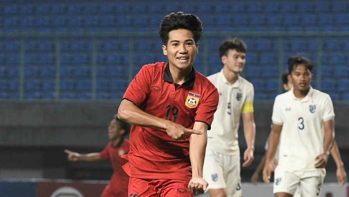 Pesepak bola Timnas Laos U-19 Peeter Phantavong melakukan selebrasi usai mencetak gol ke gawang Timnas Thailand U-19 dalam laga semifinal Piala AFF U19 2022 di Stadion Patriot Chandrabhaga, Bekasi, Jawa Barat, Rabu (13/7/2022). Skor sementara Laos unggul 1-0. ANTARA FOTO/Fakhri Hermansyah/tom.