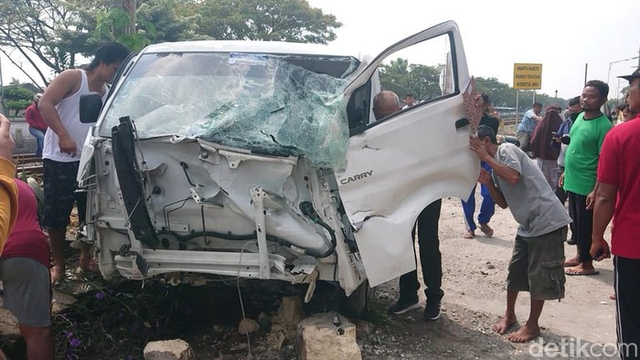 pikap tertabrak kereta api di lamongan