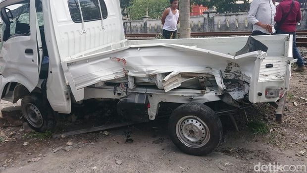 pikap tertabrak kereta api di lamongan