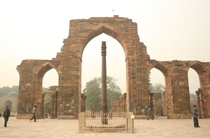 Pilar Besi Qutub Minar di Masjid Quwwat-ul-Islam