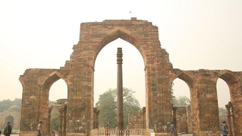 Pilar Besi Qutub Minar di Masjid Quwwat-ul-Islam