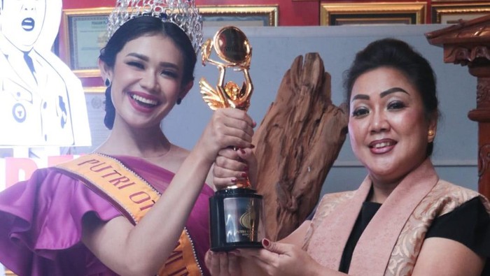 Gresita Siahaan dan Satika Simamora memperlihatkan tropy pemenang POI 2022. Istimewa