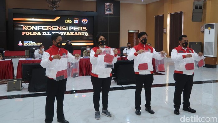 Polda DIY jumpa pers penangkapan tujuh orang terkait kasus predator seksual anak atau pedofilia, Rabu (13/7/2022).