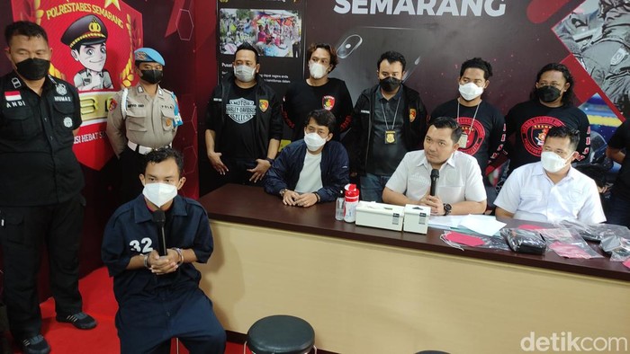 Polrestabes Semarang jumpa pers kasus penganiayaan dan perampasan motor ojek online di Kota Semarang, Rabu (13/7/2022).