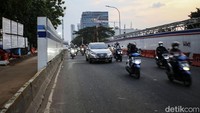 Arus lalu lintas kembali lancar setelah proyek revitalisasi halte TransJakarta.