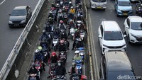 Kemacetan panjang kerap terjadi saat jam pulang kerja. 
