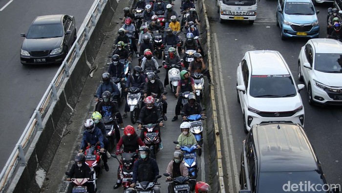 Potret Macet Panjang Imbas Proyek Halte Stasiun Cawang Sejumlah kendaraan mengantre di jalan MT Haryono, Jakarta, Rabu (13/7/2022). Kemacetan panjang kerap terjadi saat jam pulang kerja. Hal tersebut imbas proyek revitalisasi halte TransJakarta.