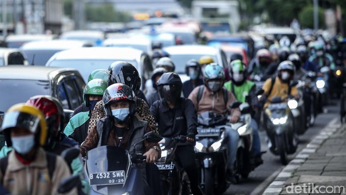 Sejumlah kendaraan mengantre di jalan MT Haryono, Jakarta, Rabu (13/7/2022). Kemacetan panjang kerap terjadi saat jam pulang kerja. Hal tersebut imbas proyek revitalisasi halte TransJakarta.