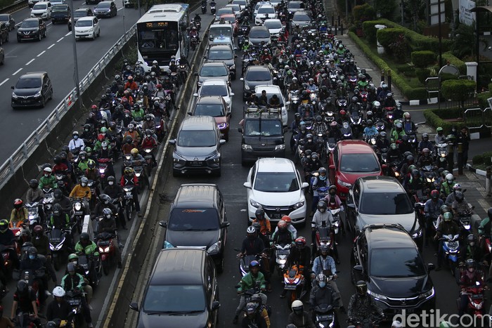 Sejumlah kendaraan mengantre di jalan MT Haryono, Jakarta, Rabu (13/7/2022). Kemacetan panjang kerap terjadi saat jam pulang kerja. Hal tersebut imbas proyek revitalisasi halte TransJakarta.
