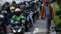 Kendaraan roda empat dan dua hanya bisa melaju pelan.