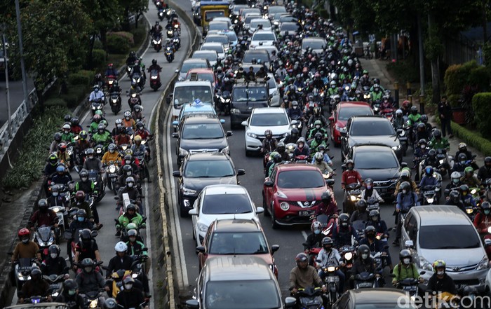 Sejumlah kendaraan mengantre di jalan MT Haryono, Jakarta, Rabu (13/7/2022). Kemacetan panjang kerap terjadi saat jam pulang kerja. Hal tersebut imbas proyek revitalisasi halte TransJakarta.