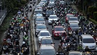 Sejumlah kendaraan mengantre di Jalan MT Haryono, Jakarta, Rabu (13/7/2022) sore.
