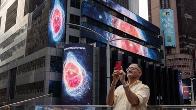 Hasil Jepretan Teleskop James Webb Mejeng di Times Square, New York