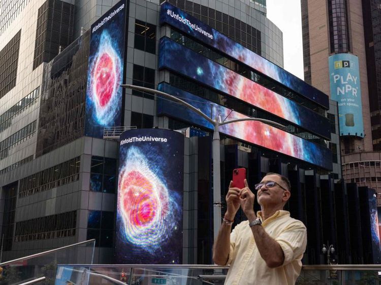 Hasil Jepretan Teleskop James Webb Mejeng di Times Square, New York