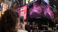 Seseorang mengambil video layar raksasa yang menampilkan gambar yang diambil oleh Teleskop Luar Angkasa James Webb di Times Square, New York, Selasa, (12/7/2022).
