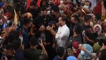 Momen Jokowi Dikerubuti Pedagang Saat Bagi Nomor Induk Berusaha